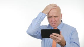 RubbningaffärsmanReading Amazed Bad nyheterna på minnestavlan och göra en gest som är nervöst arkivbilder RubbningaffärsmanReading Amazed Bad nyheterna på minnestavlan och göra en gest som är nervöst arkivbilder