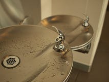 Rubinetti e lavandino di acqua nell'interno pubblico immagine stock Rubinetti e lavandino di acqua nell'interno pubblico immagine stock