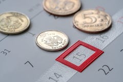 Rublos das moedas que encontram-se no calendário Imagem de Stock Rublos das moedas que encontram-se no calendário Imagem de Stock