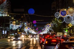 Ruch drogowy przyskrzyniający i bożonarodzeniowe światła w Bucharest Zdjęcie Royalty Free Ruch drogowy przyskrzyniający i bożonarodzeniowe światła w Bucharest Zdjęcie Royalty Free