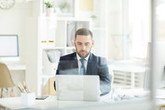 Ruchliwie mężczyzna pracuje z laptopem zdjęcie royalty free Ruchliwie mężczyzna pracuje z laptopem zdjęcie royalty free