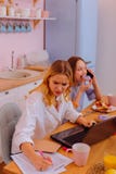 Ruchliwie studenckiego studiowania ciężki obsiadanie przy stołowym pobliskim rodzeństwem fotografia royalty free Ruchliwie studenckiego studiowania ciężki obsiadanie przy stołowym pobliskim rodzeństwem fotografia royalty free