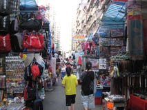 Ruchliwie targowa ulica w Mong Kok, Hong Kong zdjęcie stock Ruchliwie targowa ulica w Mong Kok, Hong Kong zdjęcie stock