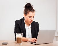ruchliwie wykonawczy używać laptopu Obrazy Stock ruchliwie wykonawczy używać laptopu Obrazy Stock