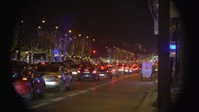 Ruchu drogowego dżem w nocy mieście, świąteczna Bożenarodzeniowa iluminacja dekoruje ulicę zbiory wideo Ruchu drogowego dżem w nocy mieście, świąteczna Bożenarodzeniowa iluminacja dekoruje ulicę zbiory wideo