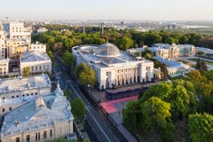 Rue de Hrushevskyi avec le bâtiment de Verkhovna Rada photo stock Rue de Hrushevskyi avec le bâtiment de Verkhovna Rada photo stock