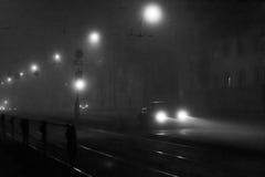 Rue de nuit dans le brouillard Véhicule minsk photos libres de droits Rue de nuit dans le brouillard Véhicule minsk photos libres de droits