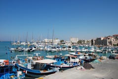 Rue sur le pilier avec des yachts dans la station touristique de Héraklion, Crète photo libre de droits Rue sur le pilier avec des yachts dans la station touristique de Héraklion, Crète photo libre de droits