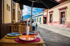 Rue typique du Mexique en San Cristobal de Las Casas La ville placent photographie stock Rue typique du Mexique en San Cristobal de Las Casas La ville placent photographie stock