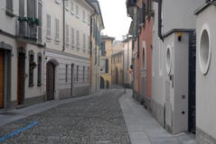 Rue étroite caractéristique en Crema dans la province de Crémone en Lombardie (Italie) image stock Rue étroite caractéristique en Crema dans la province de Crémone en Lombardie (Italie) image stock