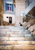 Rue étroite typique avec des escaliers dans la ville d'Ermoupoli, sur l'île de Syros dans Cyclades, la Grèce Photos stock Rue étroite typique avec des escaliers dans la ville d'Ermoupoli, sur l'île de Syros dans Cyclades, la Grèce Photos stock