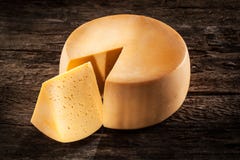 Rueda del queso en la madera. Alimento biológico imágenes de archivo libres de regalías Rueda del queso en la madera. Alimento biológico imágenes de archivo libres de regalías