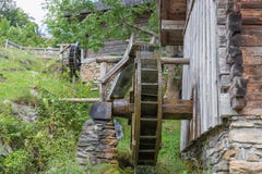 Rueda hidráulica de madera tradicional cerca de Werfen en el valle de Pongau, Austria imagenes de archivo Rueda hidráulica de madera tradicional cerca de Werfen en el valle de Pongau, Austria imagenes de archivo