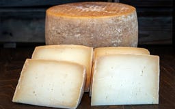 Rueda sana deliciosa fresca del queso, con cuatro rebanadas del queso en primero plano fotos de archivo libres de regalías Rueda sana deliciosa fresca del queso, con cuatro rebanadas del queso en primero plano fotos de archivo libres de regalías