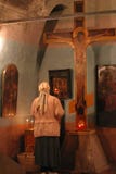 Ruegue a dios en el crucifijo en una escena de la religión de la iglesia imagen de archivo Ruegue a dios en el crucifijo en una escena de la religión de la iglesia imagen de archivo