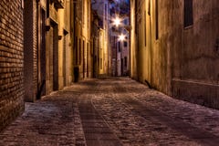 Ruelle foncée dans la vieille ville photographie stock Ruelle foncée dans la vieille ville photographie stock