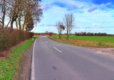 Rues vides de pays en Allemagne du nord une journ?e de printemps ensoleill?e avec quelques nuages dans le ciel bleu photo stock Rues vides de pays en Allemagne du nord une journ?e de printemps ensoleill?e avec quelques nuages dans le ciel bleu photo stock