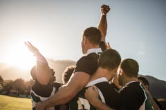 Rugbylag som firar segern royaltyfria foton Rugbylag som firar segern royaltyfria foton