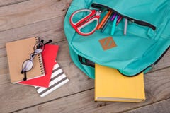 Rugzak en schoollevering: boeken, potloden, blocnote, viltpennen, oogglazen, schaar op houten lijst royalty-vrije stock afbeeldingen Rugzak en schoollevering: boeken, potloden, blocnote, viltpennen, oogglazen, schaar op houten lijst royalty-vrije stock afbeeldingen