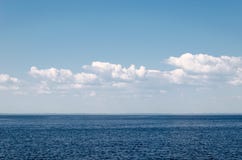 Ruhiger See auf einem Hintergrund des blauen Himmels mit cloudsCalm Meer gegen blauen Himmel mit Wolken Harmonie von Seeelementen lizenzfreies stockfoto Ruhiger See auf einem Hintergrund des blauen Himmels mit cloudsCalm Meer gegen blauen Himmel mit Wolken Harmonie von Seeelementen lizenzfreies stockfoto
