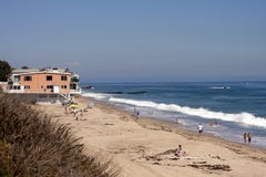 Ruhiger Strand auf dem Pazifischen Ozean nahe Malibu, CA lizenzfreies stockfoto Ruhiger Strand auf dem Pazifischen Ozean nahe Malibu, CA lizenzfreies stockfoto