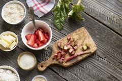 Ruibarbo y fresa todos los ingredientes próximos, visión superior foto de archivo Ruibarbo y fresa todos los ingredientes próximos, visión superior foto de archivo