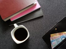 ruimte voor lezing, gestapelde boeken, koffiekop en vrouwenportefeuille met Mexicaanse bankbiljetten Stock Foto's ruimte voor lezing, gestapelde boeken, koffiekop en vrouwenportefeuille met Mexicaanse bankbiljetten Stock Foto's
