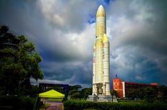 Ruimteraketmonument binnen het Ruimtecentrum van Guyana, Kourou, Frans-Guyana stock foto Ruimteraketmonument binnen het Ruimtecentrum van Guyana, Kourou, Frans-Guyana stock foto