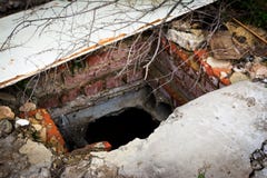 Ruinas de la casa destruida Sótano de tierra abandonado fotos de archivo libres de regalías Ruinas de la casa destruida Sótano de tierra abandonado fotos de archivo libres de regalías