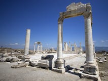 Ruinas de Laodicea, la iglesia pasada de Relevation, Denizli/Turquía imagen de archivo libre de regalías Ruinas de Laodicea, la iglesia pasada de Relevation, Denizli/Turquía imagen de archivo libre de regalías