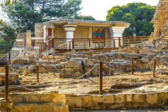Ruinas escénicas del palacio de Minoan Knossos y del pasillo de la procesión del fresco imagen de archivo Ruinas escénicas del palacio de Minoan Knossos y del pasillo de la procesión del fresco imagen de archivo
