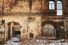Ruine, le mur d'un vieux bâtiment résidentiel détruit Les ouvertures de fenêtre et de porte sont dominées sans cadres de porte photos libres de droits Ruine, le mur d'un vieux bâtiment résidentiel détruit Les ouvertures de fenêtre et de porte sont dominées sans cadres de porte photos libres de droits