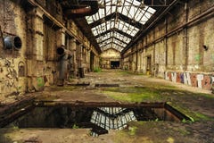 Ruines du bâtiment d'usine avec la végétation rapportant photos stock Ruines du bâtiment d'usine avec la végétation rapportant photos stock