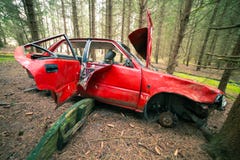 Ruiniertes rotes Auto stockbild Ruiniertes rotes Auto stockbild