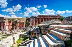 Ruiny Jupiter świątynia i wielki sąd Heliopolis w Baalbek, Bekaa dolina, Liban Zdjęcie Stock Ruiny Jupiter świątynia i wielki sąd Heliopolis w Baalbek, Bekaa dolina, Liban Zdjęcie Stock