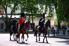 Ruiters en paleiswacht voor het Buckingham-paleis bij van de de verjaardagsviering van de Koningin de repetitie 2019 Londen, het stock afbeeldingen Ruiters en paleiswacht voor het Buckingham-paleis bij van de de verjaardagsviering van de Koningin de repetitie 2019 Londen, het stock afbeeldingen