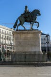 Ruiterstandbeeld van Carlos III in Puerta del Sol in Madrid, Spanje stock afbeelding Ruiterstandbeeld van Carlos III in Puerta del Sol in Madrid, Spanje stock afbeelding