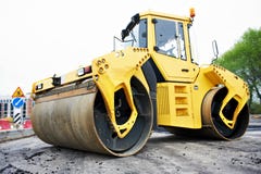 Rullo del costipatore sul lavoro d'asfaltatura Immagini Stock Libere da Diritti Rullo del costipatore sul lavoro d'asfaltatura Immagini Stock Libere da Diritti