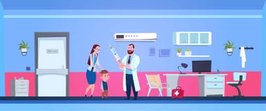 Rum för sjukhus för familjdoktor Holding Syringe In med modern och den lilla sonen royaltyfri illustrationer Rum för sjukhus för familjdoktor Holding Syringe In med modern och den lilla sonen royaltyfri illustrationer
