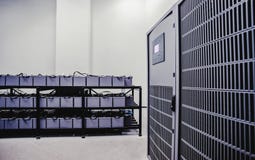 Rum med många kablar och många batterier arkivbilder Rum med många kablar och många batterier arkivbilder