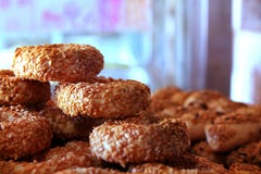 Runde kleine Bagel bedeckt mit Samen des indischen Sesams, simit lizenzfreies stockfoto Runde kleine Bagel bedeckt mit Samen des indischen Sesams, simit lizenzfreies stockfoto