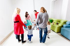 Runder Tanz im Kindergarten lizenzfreies stockbild Runder Tanz im Kindergarten lizenzfreies stockbild