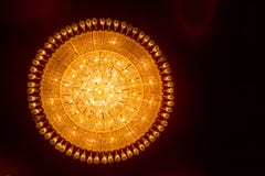 Rundes Deckenleuchterlicht an durga puja pandal Anbetung lizenzfreies stockbild Rundes Deckenleuchterlicht an durga puja pandal Anbetung lizenzfreies stockbild
