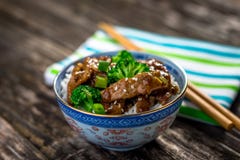 Rundvlees in saus met broccoli en rijst royalty-vrije stock afbeelding Rundvlees in saus met broccoli en rijst royalty-vrije stock afbeelding