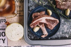 Rundvlees, Varkensvlees, en Kammossel die voor het Koken op Bevroren Plaat met Olive Oil, Wijn, de Helft van Ui en Zwarte peper o stock foto's Rundvlees, Varkensvlees, en Kammossel die voor het Koken op Bevroren Plaat met Olive Oil, Wijn, de Helft van Ui en Zwarte peper o stock foto's