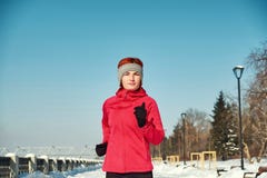 Running idrottsman nenkvinna som sprintar under vinterutbildning utanför i kallt snowväder Stäng sig upp uppvisning av hastighet arkivfoto Running idrottsman nenkvinna som sprintar under vinterutbildning utanför i kallt snowväder Stäng sig upp uppvisning av hastighet arkivfoto