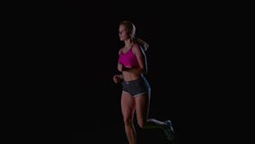 Running sportflicka Bekläda beskådar black skärmen långsam rörelse lager videofilmer Running sportflicka Bekläda beskådar black skärmen långsam rörelse lager videofilmer