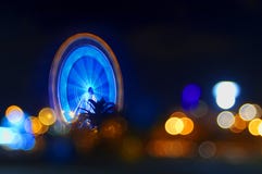 Ruota panoramica e luci notturne fotografia stock libera da diritti Ruota panoramica e luci notturne fotografia stock libera da diritti