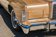 (ruote su wyandotte) automobili del classico dell'oro immagine stock libera da diritti (ruote su wyandotte) automobili del classico dell'oro immagine stock libera da diritti