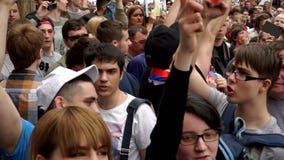 RUSIA, MOSCÚ - 12 DE JUNIO DE 2017: Reunión contra la corrupción organizada por Navalny en la calle de Tverskaya La gente está ca RUSIA, MOSCÚ - 12 DE JUNIO DE 2017: Reunión contra la corrupción organizada por Navalny en la calle de Tverskaya La gente está ca